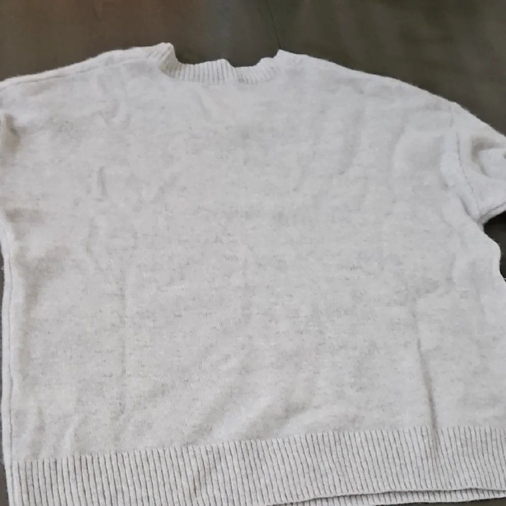 Cynthia Rowley Gray Crew Neck Sweater with Floral Design 2 Ply Cashmere - Picture 4 of 4